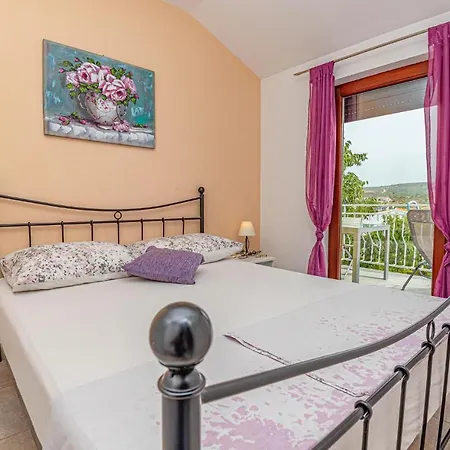 1 Bedroom Gorgeous In דירה *