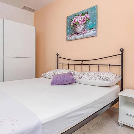 1 Bedroom Gorgeous In דירה