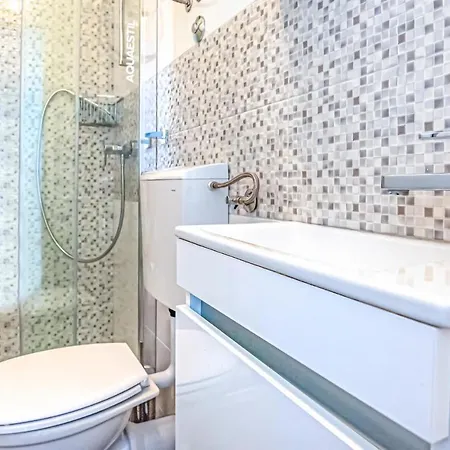1 Bedroom Gorgeous In דירה